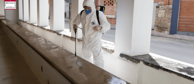 Els bombers continuen desinfectant pels pobles de la província pel coronavirus