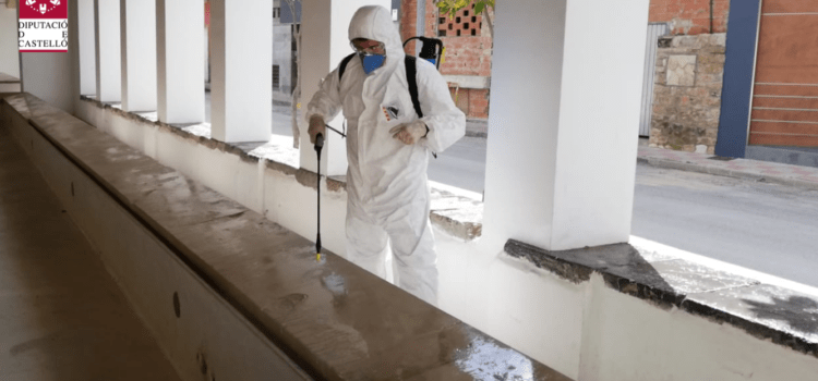 Els bombers continuen desinfectant pels pobles de la província pel coronavirus