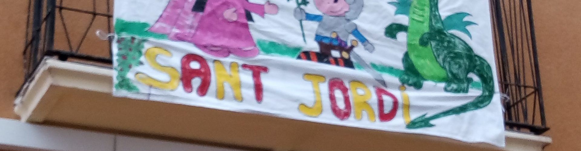 Alcanar trau Sant Jordi als balcons pel coronavirus