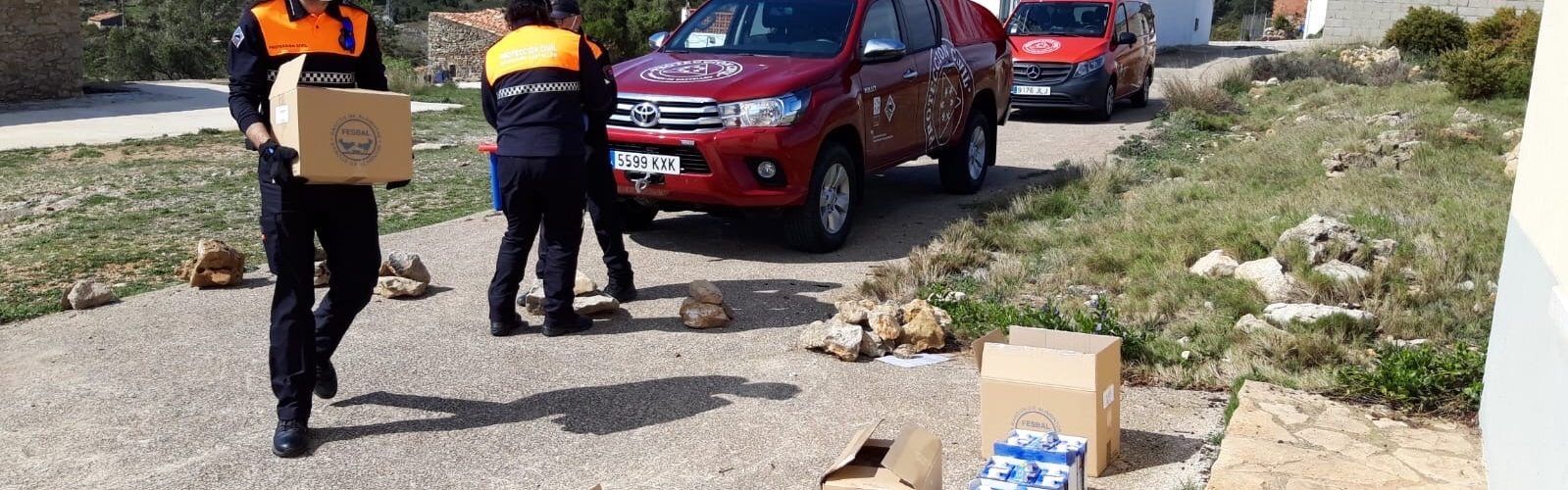 Reparto de alimentos por bomberos de Castellón en poblaciones del interior