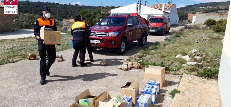 Reparto de alimentos por bomberos de Castellón en poblaciones del interior