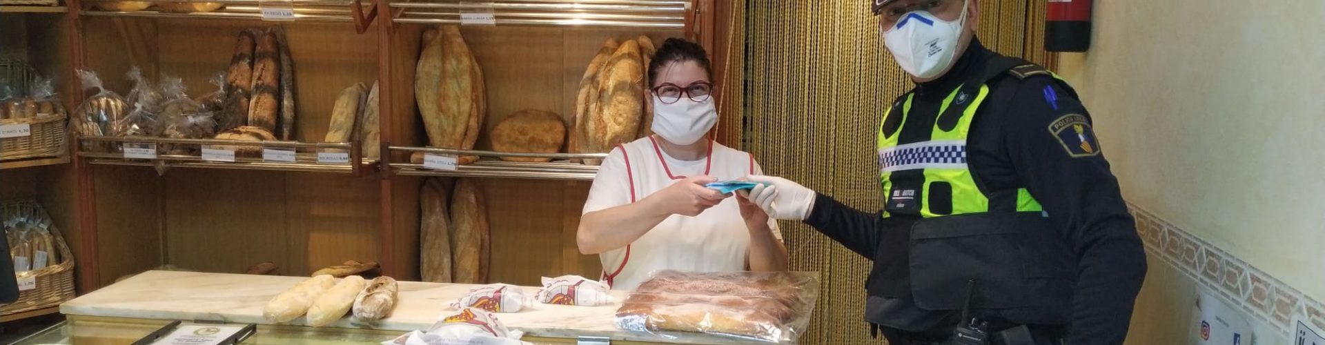 L’Ajuntament d’Alcalà-Alcossebre reparteix màscares entre col·lectius de risc i treballadors d’establiments oberts al públic 
