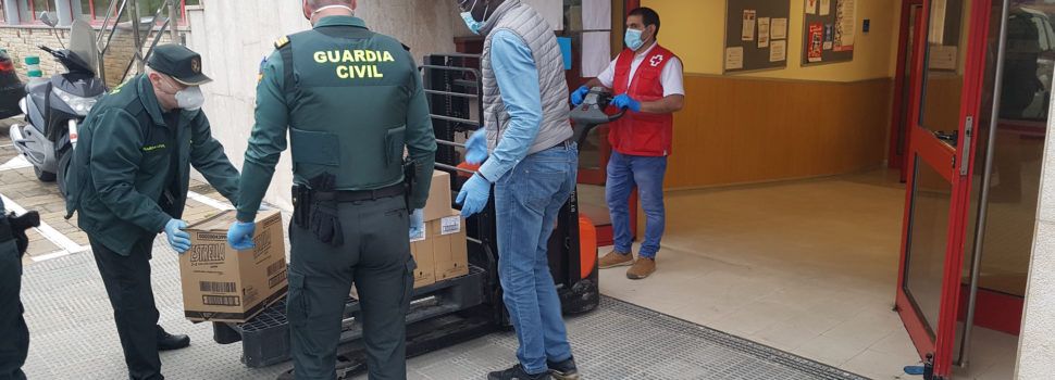 La Guardia Civil colabora con Cruz Roja en el traslado de alimentos y material sanitario a subdelegaciones del sur de la provincia