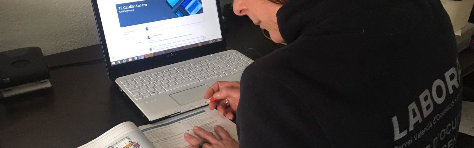 L’alumnat dels tallers d’assistència sociosanitària dels CEDES de la Diputació reprén les classes en format on-line