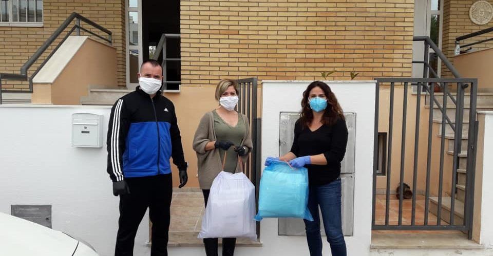 L’alcalde de Vinaròs agraeix les 125 bates de protecció per a l’Hospital elaborades per diversos veïns
