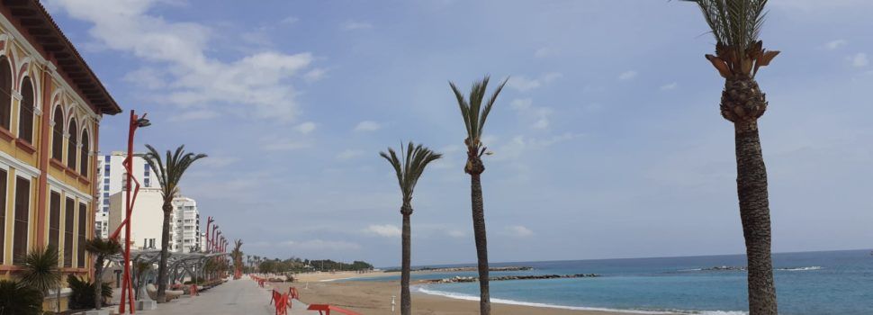 El passeig i platja de Vinaròs, esperant que passe el coronavirus