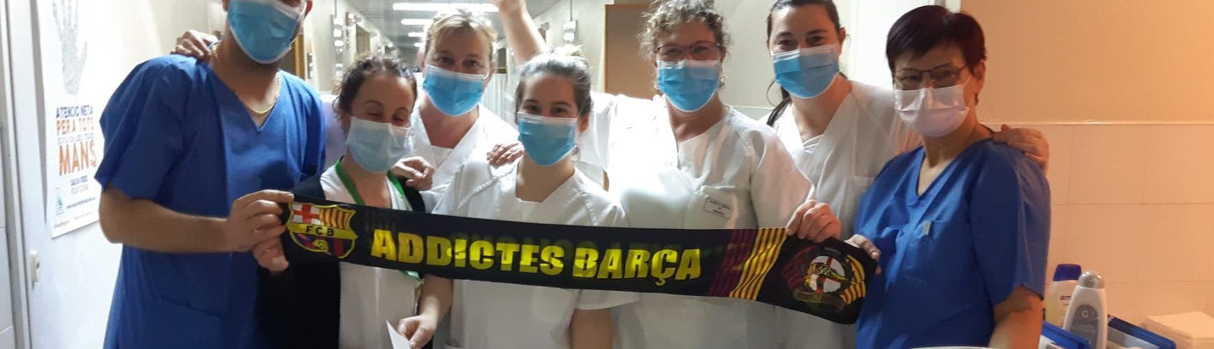 Detall d’Addictes Barça Vinaròs al personal de l’Hospital Comarcal