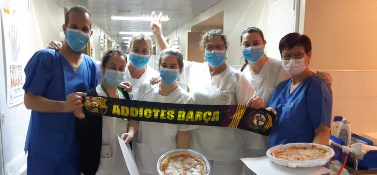 Detall d’Addictes Barça Vinaròs al personal de l’Hospital Comarcal