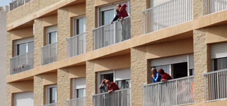 Coronavirus: la vida, als balcons i terrasses