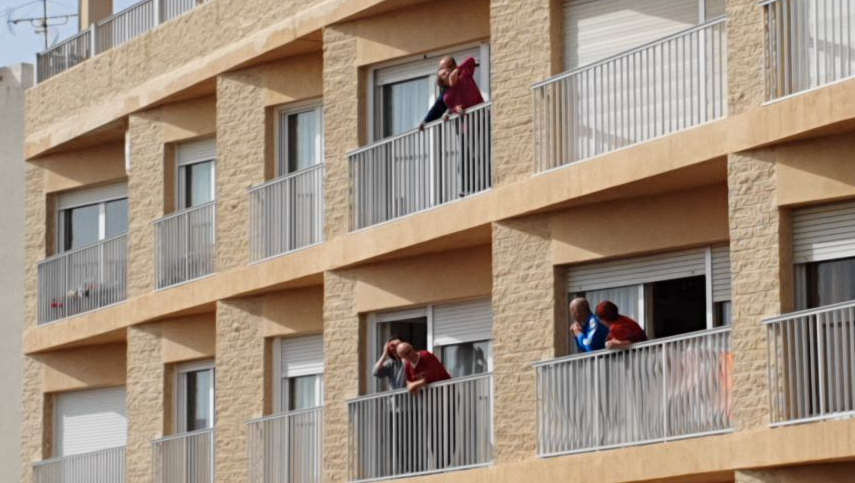 Coronavirus: la vida, als balcons i terrasses