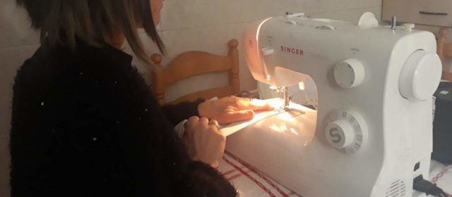Les veïnes de Vilafranca es bolquen en la confecció de mascaretes