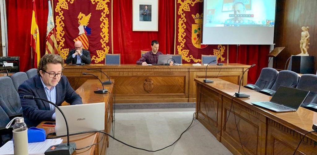 El Ayuntamiento de Vinaròs celebra el primer pleno por videoconferencia, obligado por el coronavirus