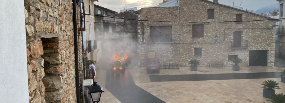 Un solidari veí desinfecta els carrers de Tírig
