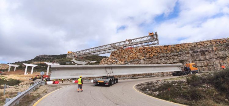 La col·locació de bigues al port de Querol (N-232, Morella), en fotos
