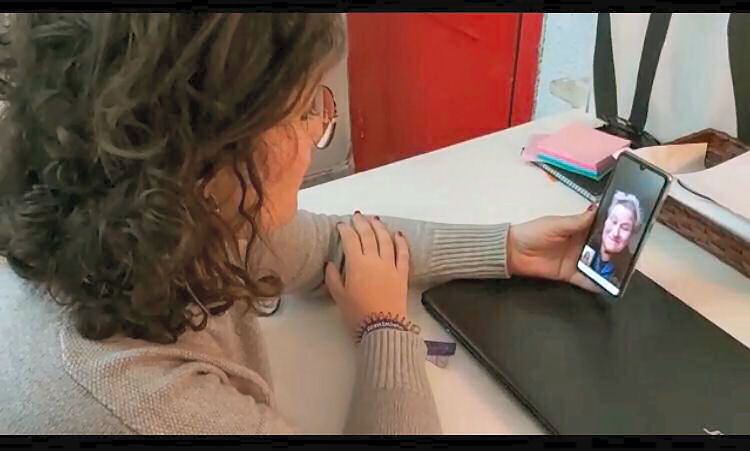 Cartes i vídeo trucades per acompanyar la gent gran d’Alcanar