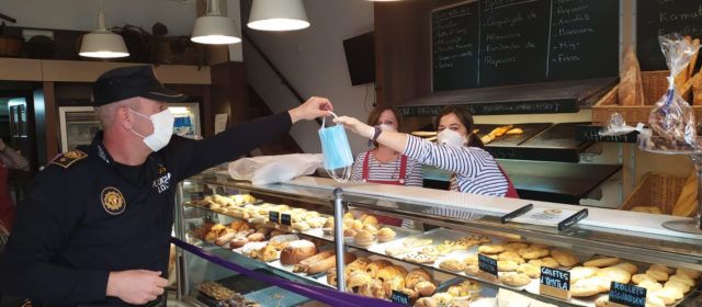 L’Ajuntament de Vinaròs distribueix mascaretes entre els comerços i empreses pel coronavirus