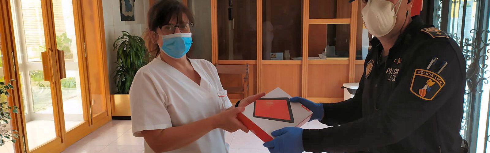 L’Ajuntament de Vinaròs entrega tauletes als usuaris de la residència Sant Sebastià