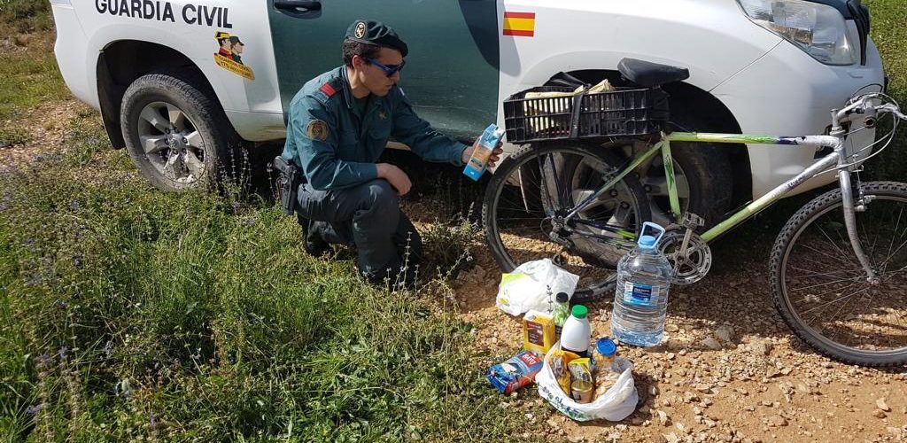 La Guardia Civil entrega alimentos y productos de higiene a una familia necesitada de Godall