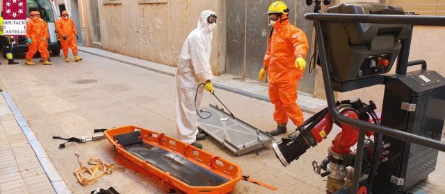 Bomberos y sanitarios evacúan a una mujer de su domicilio de Càlig necesitada de atención urgente