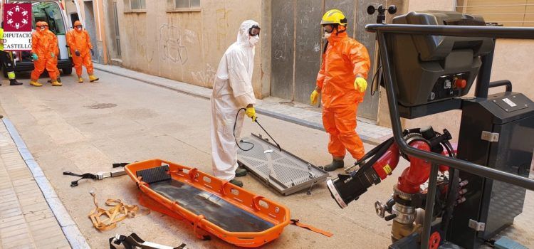 Bomberos y sanitarios evacúan a una mujer de su domicilio de Càlig necesitada de atención urgente