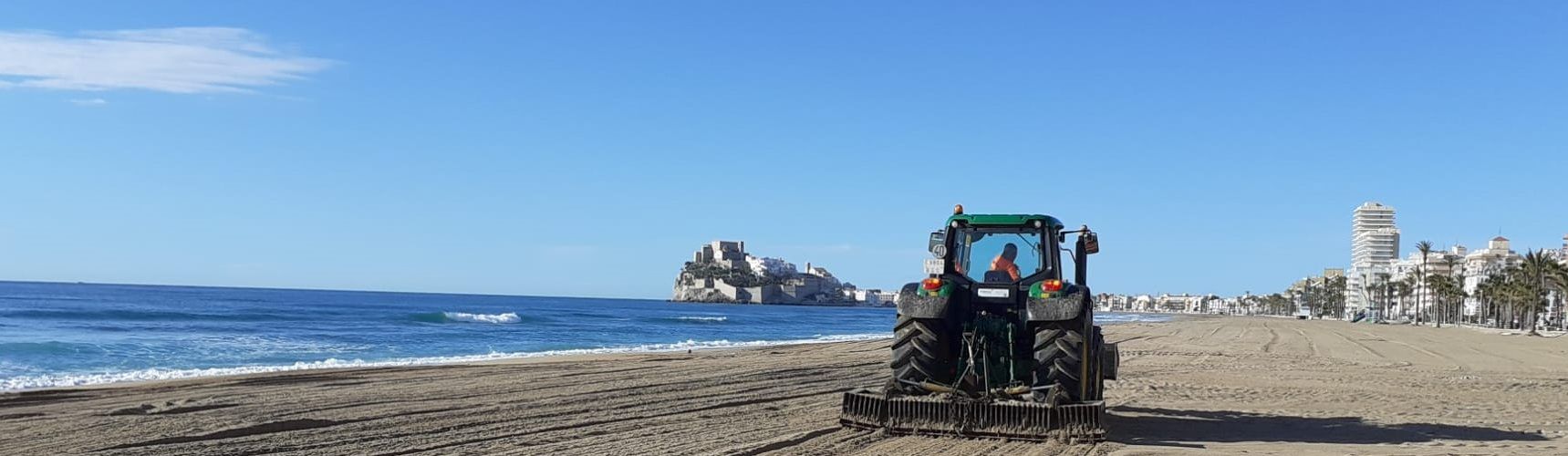 Peñíscola comienza los trabajos de reposición de mobiliario urbano en el paseo marítimo e intensifica la limpieza en la playa