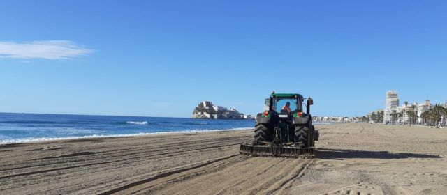 Peñíscola comienza los trabajos de reposición de mobiliario urbano en el paseo marítimo e intensifica la limpieza en la playa