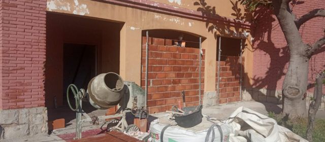La Brigada Municipal reforça el tapiat del centre d’estudis de Peníscola per evitar el vandalisme