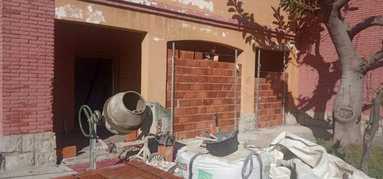La Brigada Municipal reforça el tapiat del centre d’estudis de Peníscola per evitar el vandalisme