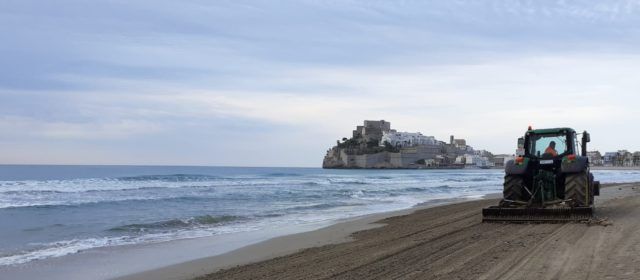 Peníscola treballa en un pla especial de neteja de platges per a aquest estiu