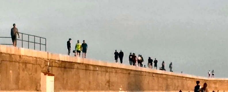 Tallat el mur del port de Vinaròs per a vianants per no respectar-se distàncies