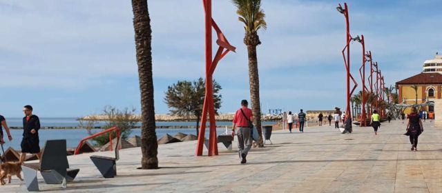 El passeig de Vinaròs reviscola, tot i el coronavirus