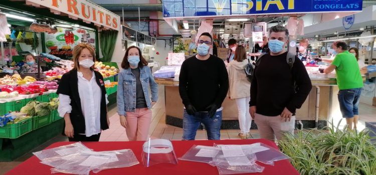 L’Ajuntament de Benicarló reparteix mascaretes al treballadors del comerç i la restauració