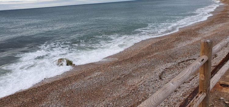 La Generalitat contratará a un millar de jóvenes como auxiliares de playa