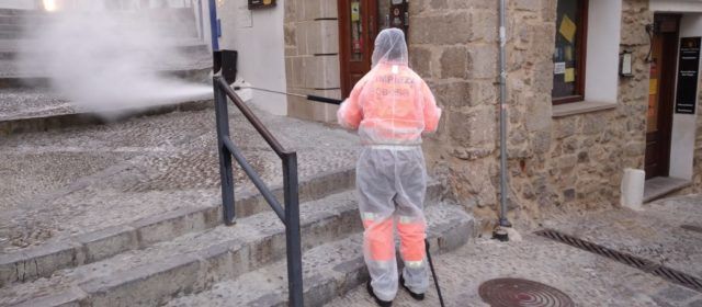 Peníscola segueix amb els treballs de desinfecció de vials, accessos a establiments i espais públics d’alta concurrència