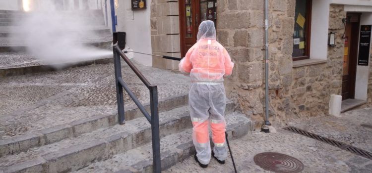 Peníscola segueix amb els treballs de desinfecció de vials, accessos a establiments i espais públics d’alta concurrència