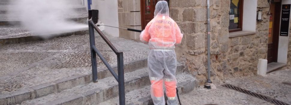Peníscola segueix amb els treballs de desinfecció de vials, accessos a establiments i espais públics d’alta concurrència
