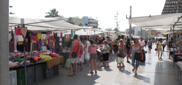 Benicarló trasllada als voltants del Pavelló el Mercat del Dimecres de la roba