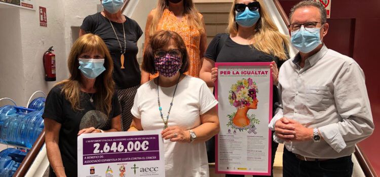 L’Ajuntament d’Alcalà-Alcossebre dóna 2.646 euros a l’Associació contra el càncer per la recaptació de samarretes del Dia de la Dona