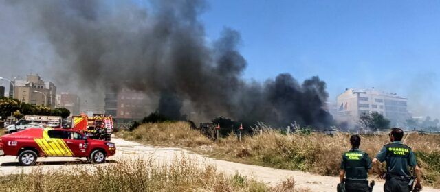 Incendi de matolls prop del pavelló de Benicarló