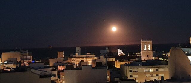Fotos: La Lluna, sobre la mar de Vinaròs