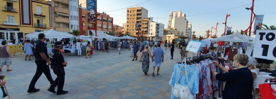 Fotos i vídeo: Nit de Compres a Vinaròs, amb menys comerços per la Covid-19