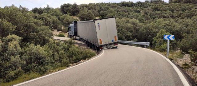 Un tráiler “atasca” la carretera de Vallibona