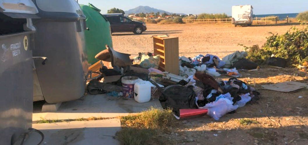 Denuncian vertidos junto a contenedores vacíos en Vinaròs