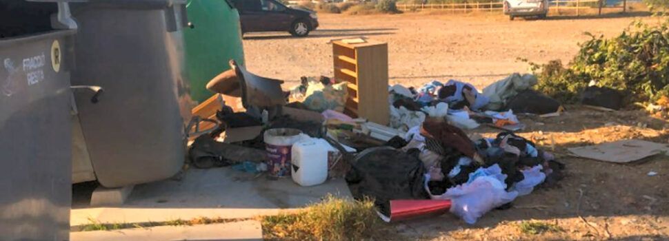 Denuncian vertidos junto a contenedores vacíos en Vinaròs