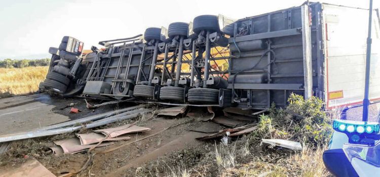 Vuelca un tráiler y atraviesa la mediana en la AP7 en el término de Peñíscola