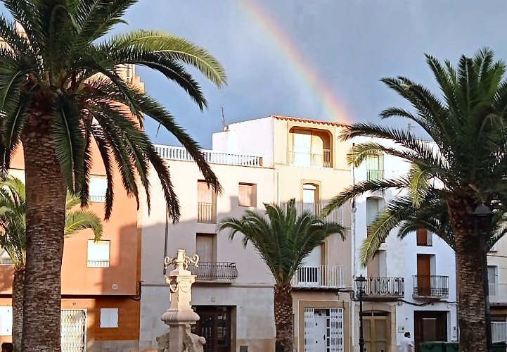 Fotos: Adéu al juliol amb l’arc de Sant Martí