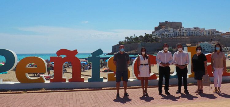 Peníscola renova les lletres XL del Passeig Marítim