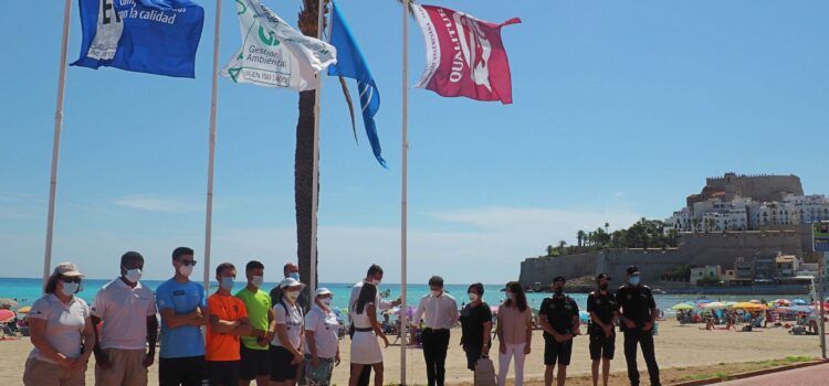 Peníscola hissa la bandera Qualitur a la platja Nord