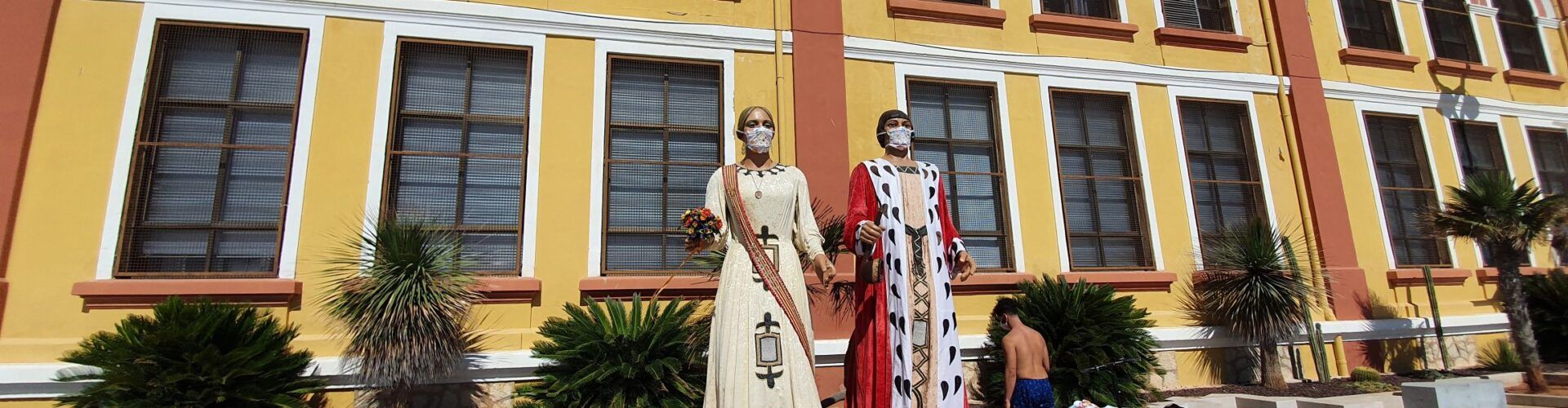 Una parella de gegants torna a passejar per Vinaròs