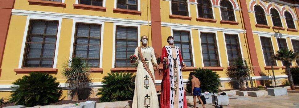 Una parella de gegants torna a passejar per Vinaròs
